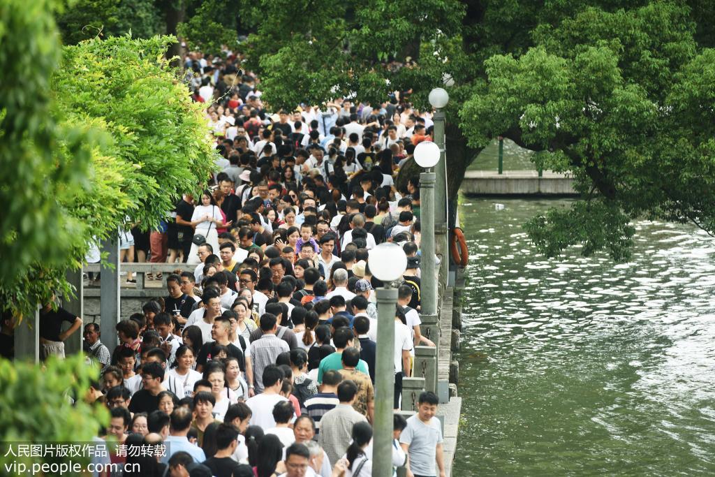 国庆佳节，杭州西湖庆祝活动与游客热潮